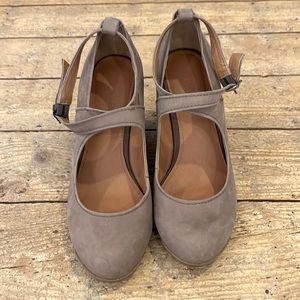 Kenneth Cole reaction wedge style-Tell lily more